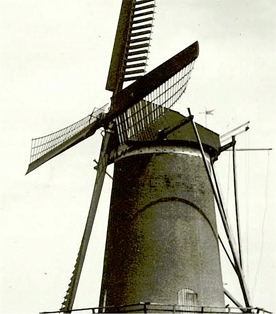 oude foto van molen met originele windvaan