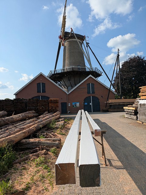 twee lange schoren en een korte schoor liggen klaar voor de molen Agneta