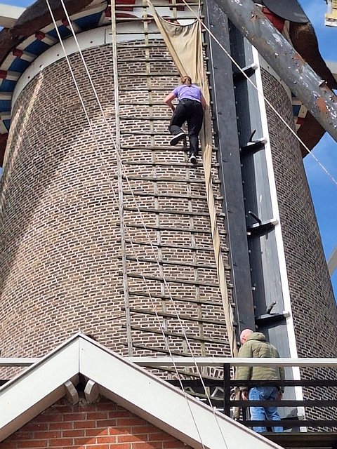Maaike klimt tijdens het examen in het gevlucht om zeil voor te leggen