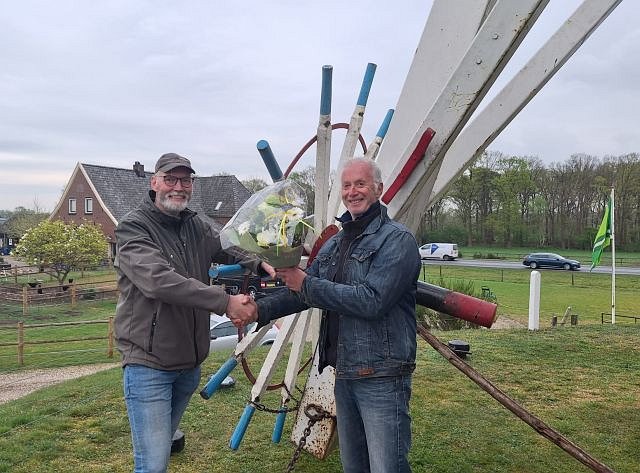 Gerjo (l) krijg de felicitaties en een bos bloemen van Rene