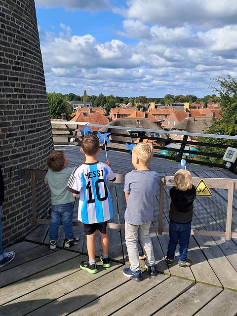 jonge bezoekers op de stelling met het molentje van de hollandsche molen