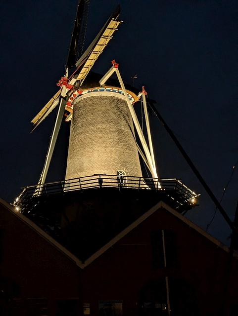 Agneta bij avond verlicht, de lampen branden weer