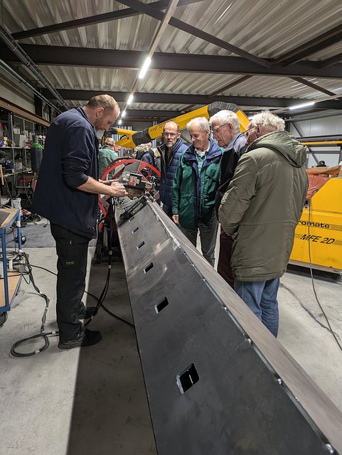 Martijn demosntreert de lasrobot die de roeden last