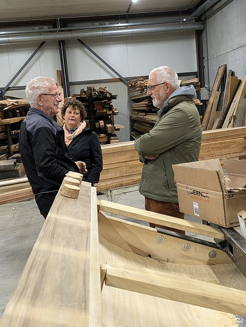 gezellig onderonsje bij een roede in de houtwerkplaats