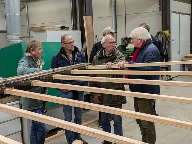 vrijwilliges bespreken de ophekking van een nieuwe roede