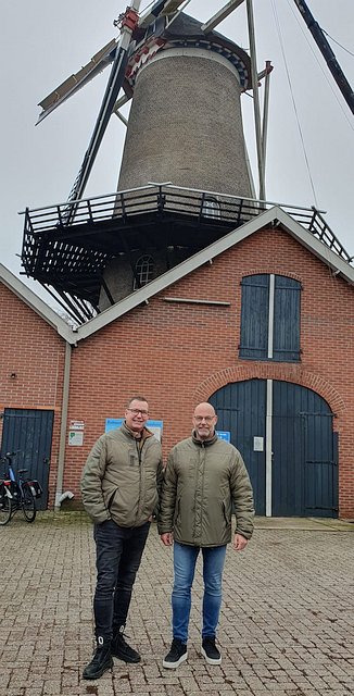 Tom en Rob Zwolman voor de molen agneta